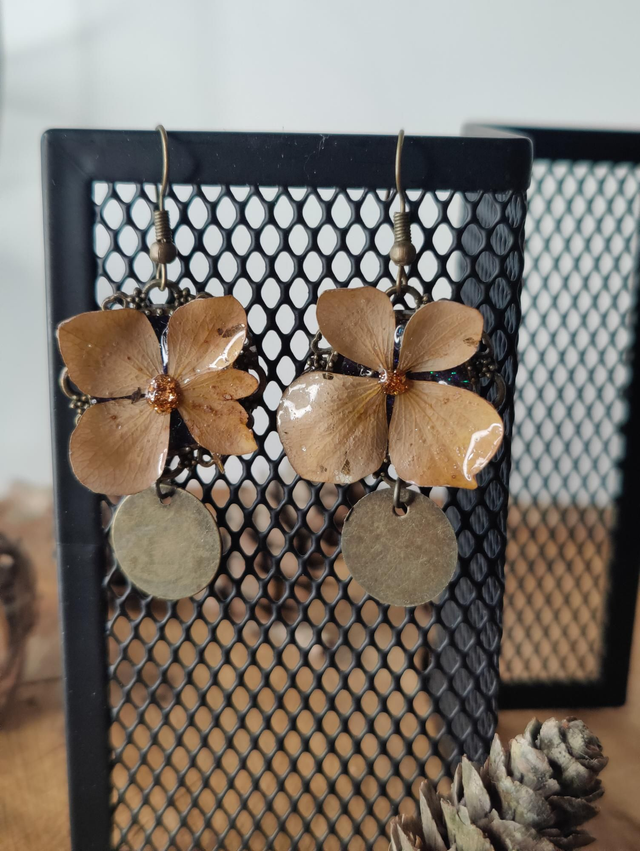 Boucles d'oreilles bronze en fleurs d'hortensias naturelles