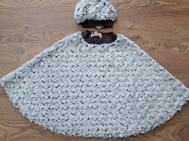 Poncho met baret