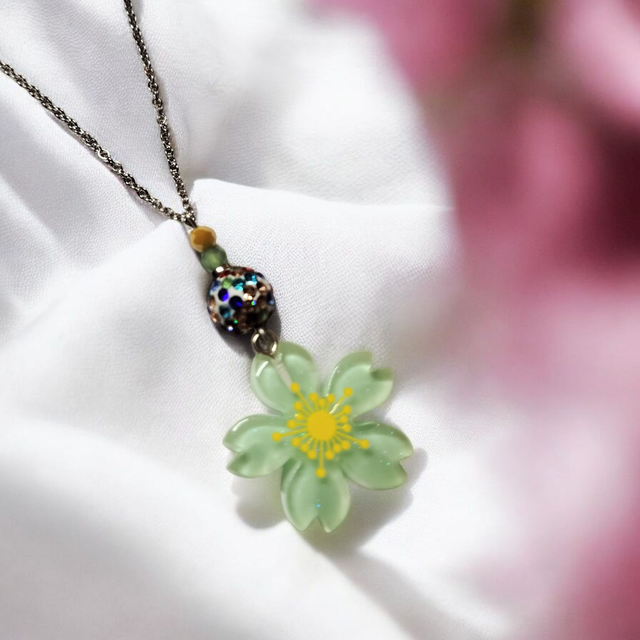 Collier acier inoxydable et cristal vert fleur
