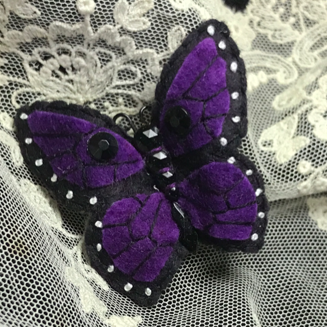 Broche papillon violet 