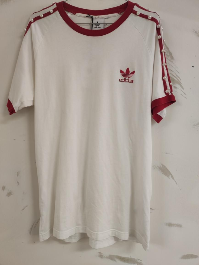 Reworked t -shirt with pearls 