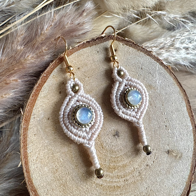 Luna - Boucles d’oreilles micro-macramé et pierre de lune / Collection Céleste