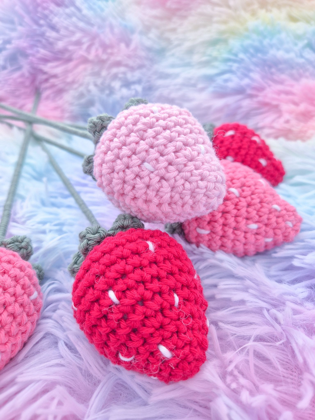 Fraise sur tige en crochet