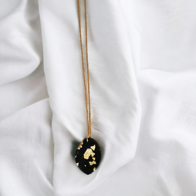 Collier ovale noir avec dorures 