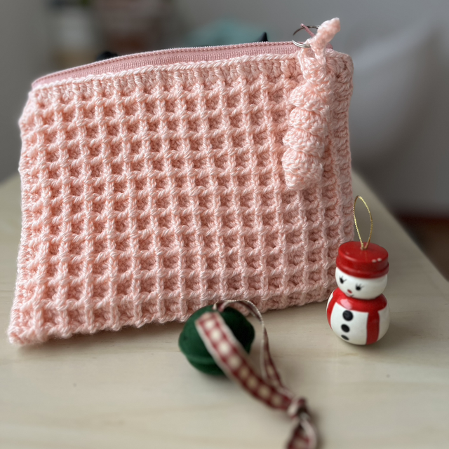 Trousse gaufrée pâle