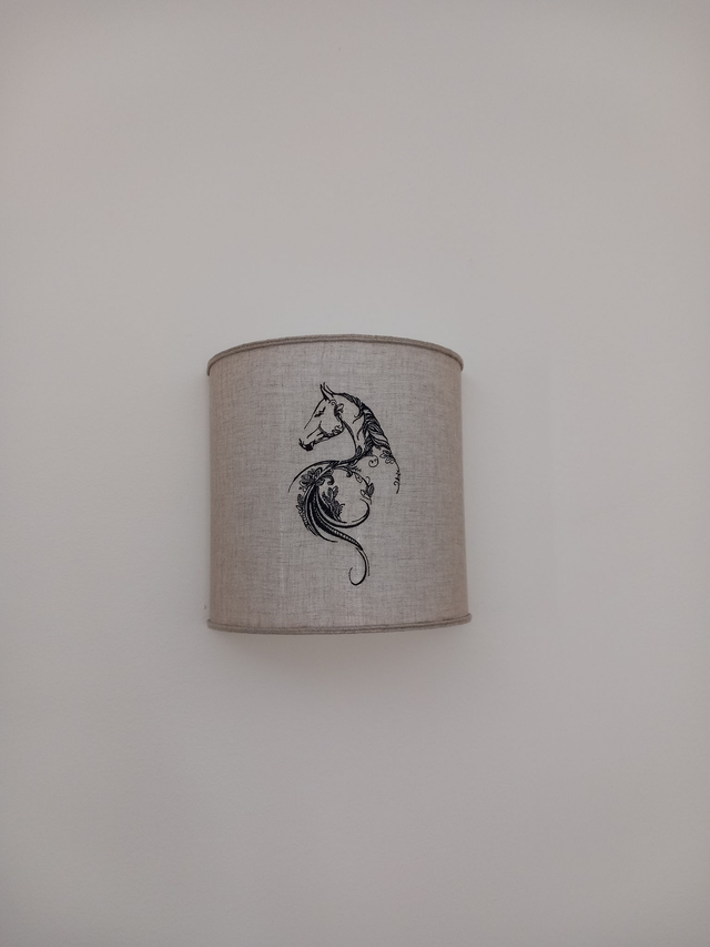 Applique murale lin brodé "Cheval" forme demi cercle , électrifiée.