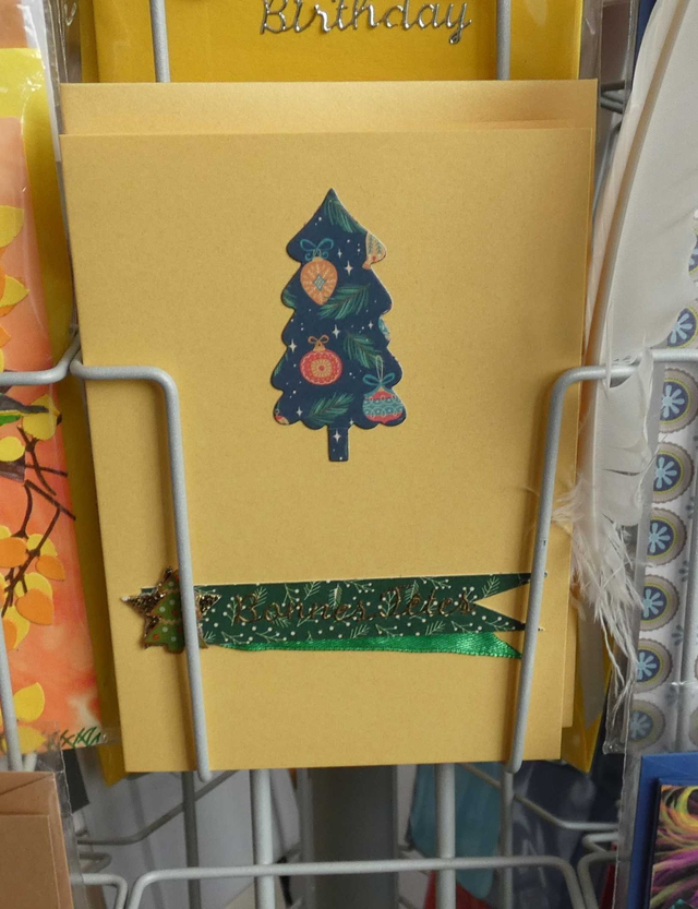 Un joli sapin sur une carte dorée