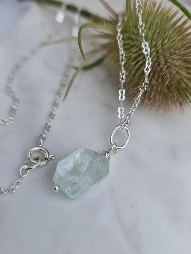 Natural beautiful Aquamarine stone pendant with an infinity link 18&quot; silver necklace