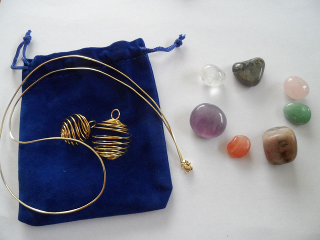 Pochette de pierres chakras avec 2 cages et 1 chaîne