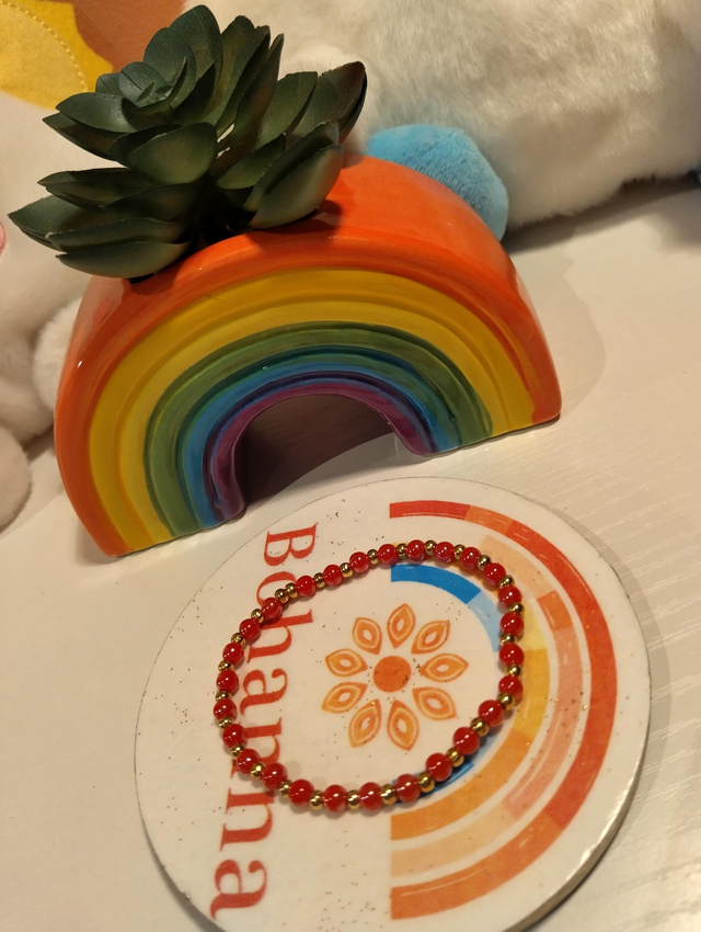 Hand beaded bracelet - Red and gold