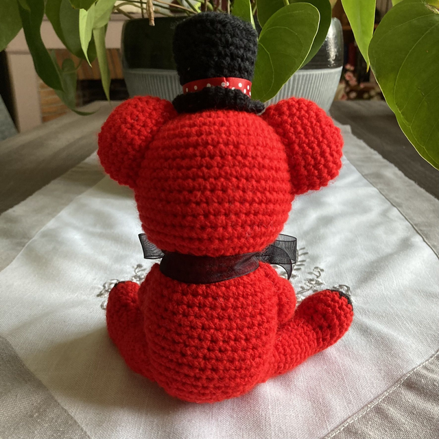 Peluche Teddy l'ourson rouge au crochet