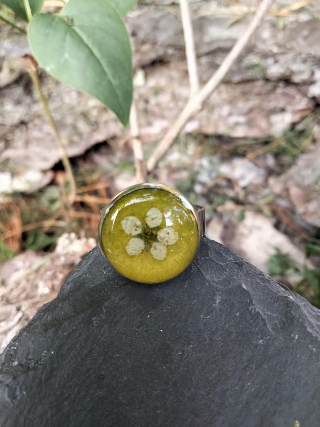 Bague réglable forme ronde avec inclusion d'une fleur séchée 