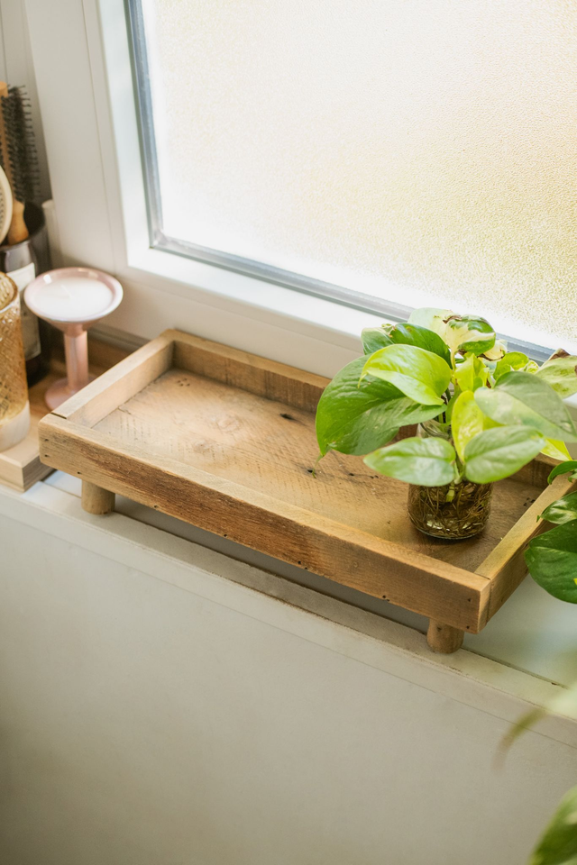 Plateau en bois à pieds ✨