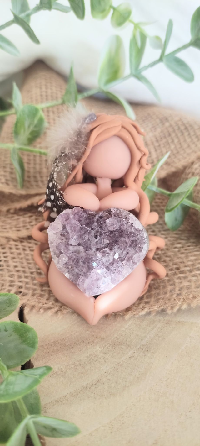 đ Gardienne des Songes et de la Sagesse â Quartz dâAmĂ©thyste en CĆur & Plumes Chamaniques đȘ¶