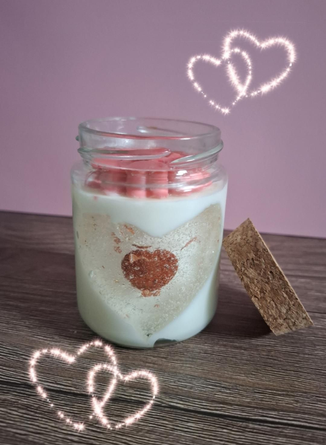 Pot d'amour avec au centre une pierre de jaspe rouge qui possède des vertus de protection, d'ancrage et de vitalité. Senteur "Delice interdit"