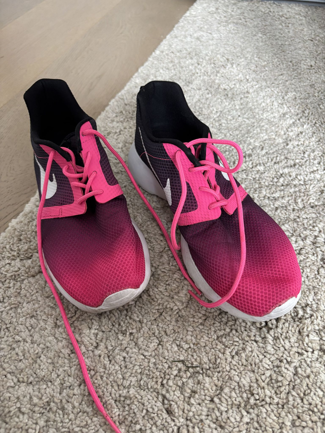 Chaussures de sport Nike rose et bordeaux - Taille 37 (67)