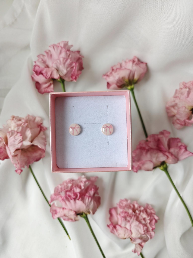 Valentinova kolekcija Roza pentlja - malo uhani s potiskom pentlje mašnje