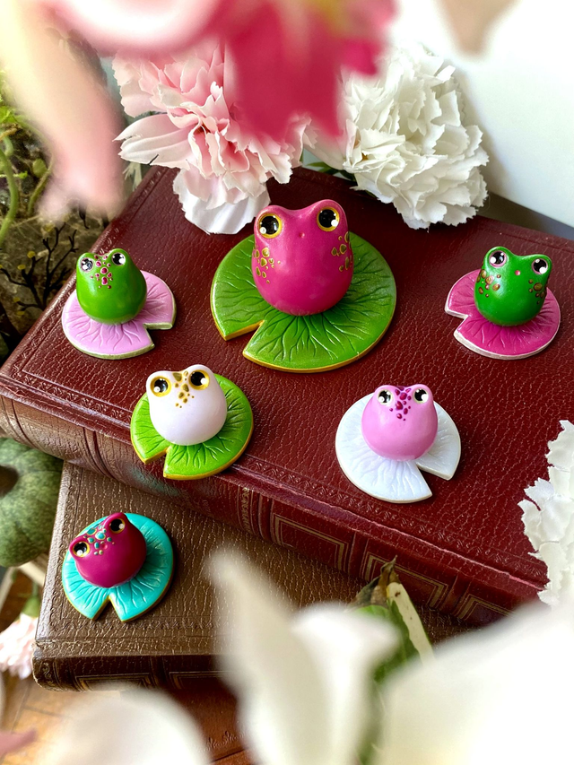 Grenouillettes sur nénuphars