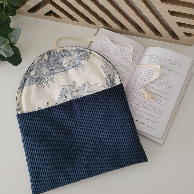 Pochette à livre Romy Toile de Jouy bleu nuit