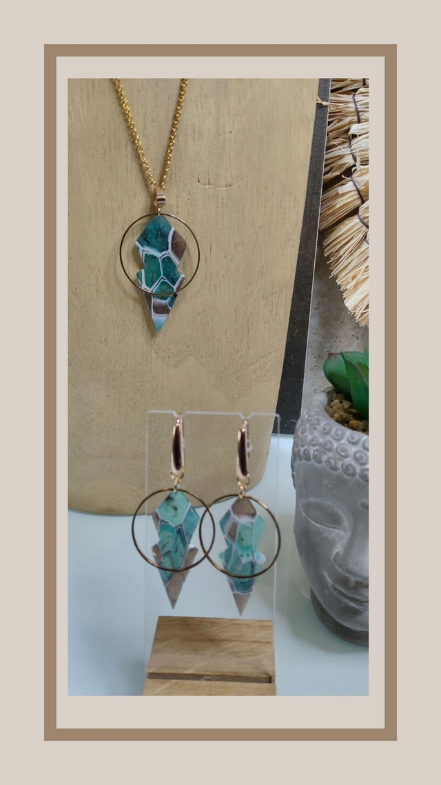 Parure fausse ammonite fossil bleue forme flèche 