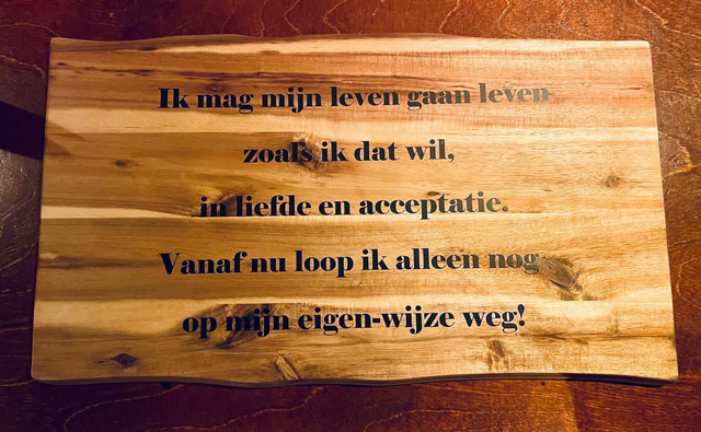 Houten bord met tekst (voorbeeld)
