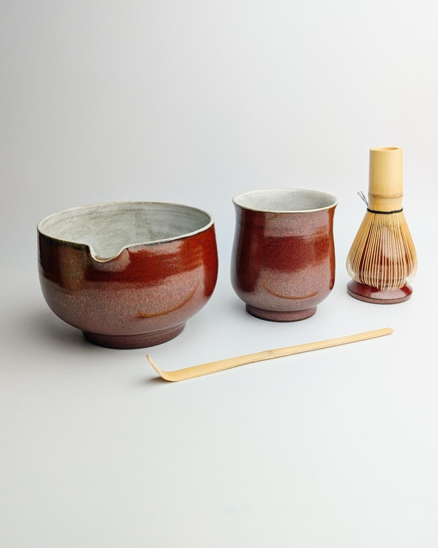 Zestaw z chasenem i chashaku "krwista czerwień"