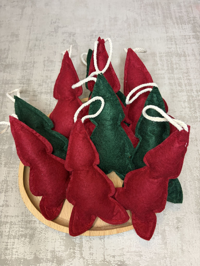Sapin de Noël à suspendre – Feutrine verte ou rouge, fleur en bois