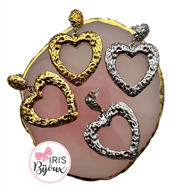 Orecchini con cuore martellato pendente 
