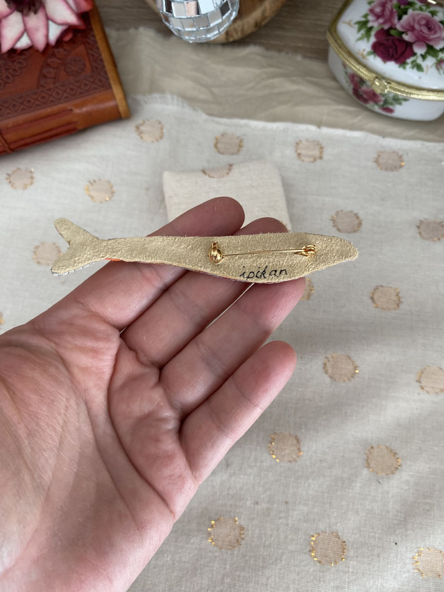 Broche brodée sardine orange fluo