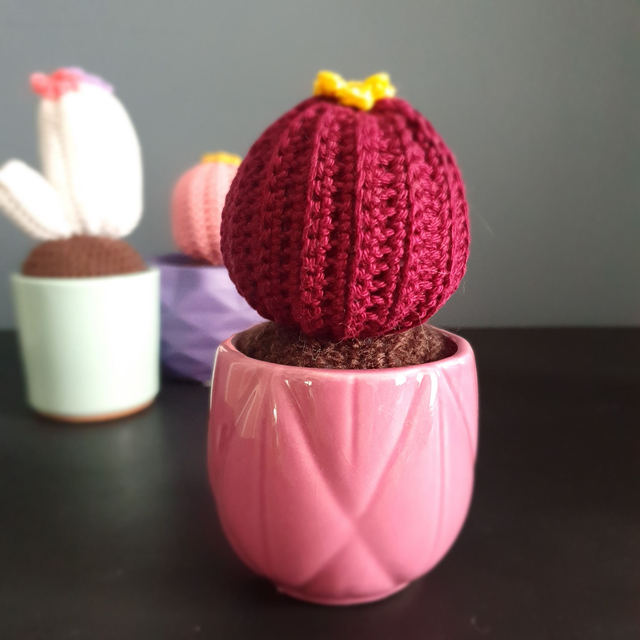 Gehaakte cactus in potje - bordeauxrood