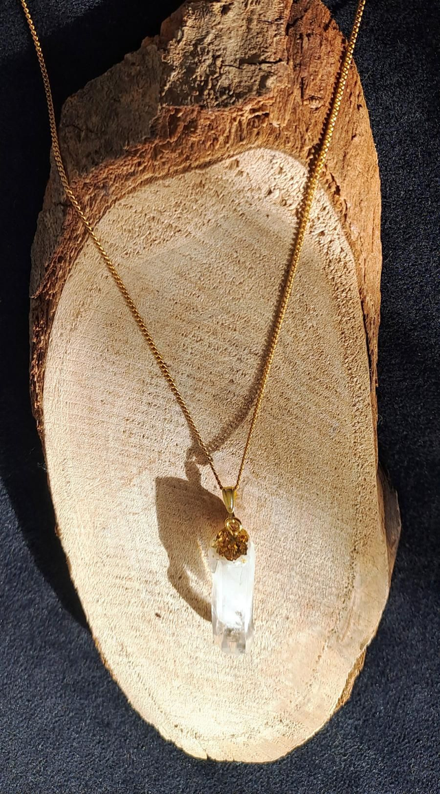 Cristal de roche en pointe. Création Unique