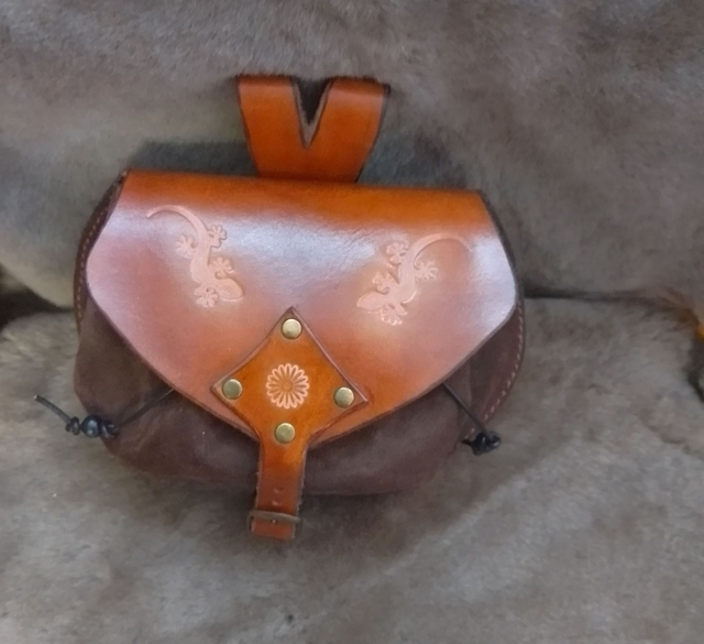 Escarcelle en cuir marron bison  motif salamandre