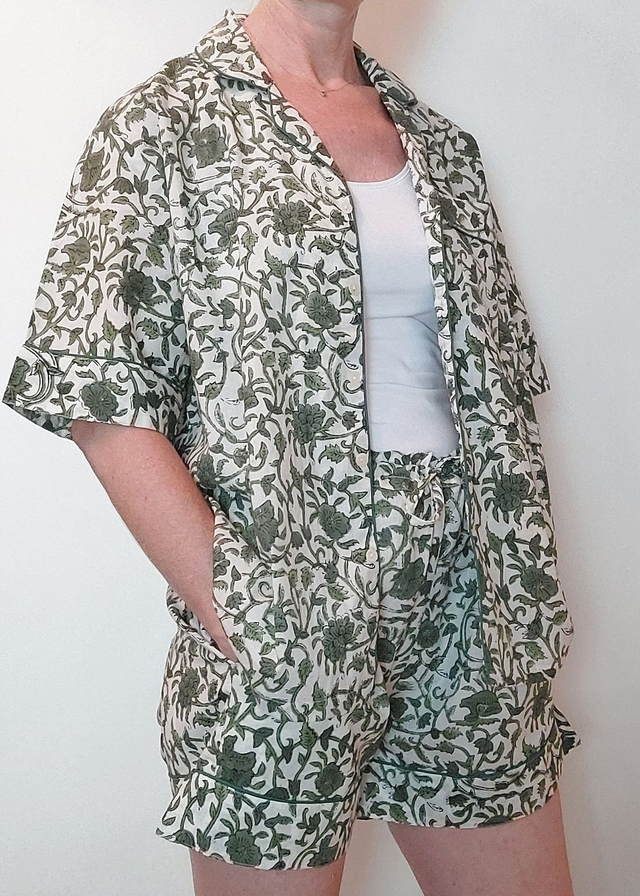 Pyjama court en coton indien – Imprimé floral artisanal – Fait main - Slow fashion - Vert sur blanc cassé