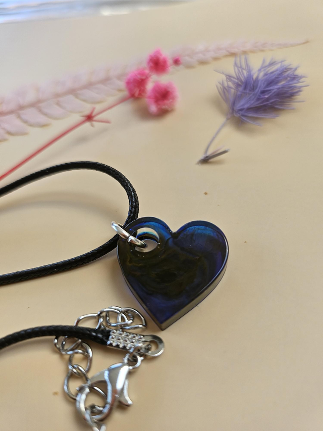 Pendentif en résine - Coeur bleu et noir
