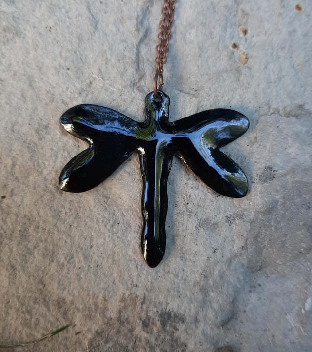 Pendentif libellue noire