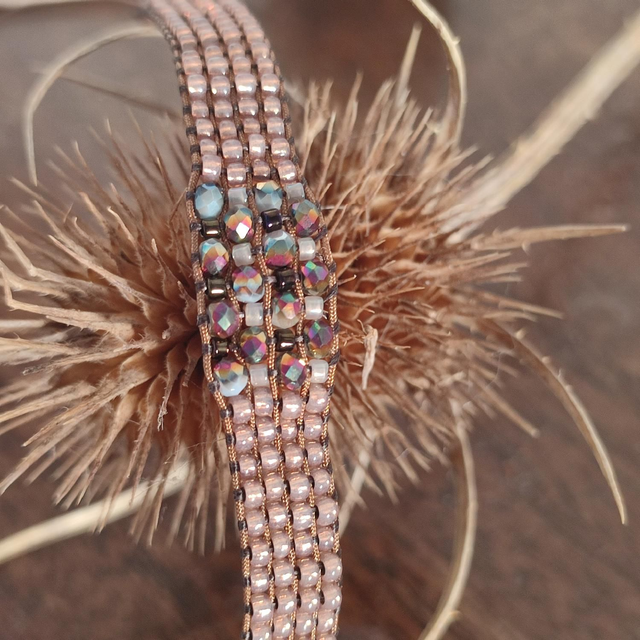 Bracelet tissé main en perles de verre aux jolis reflets réglable et résistant , pièce unique 
