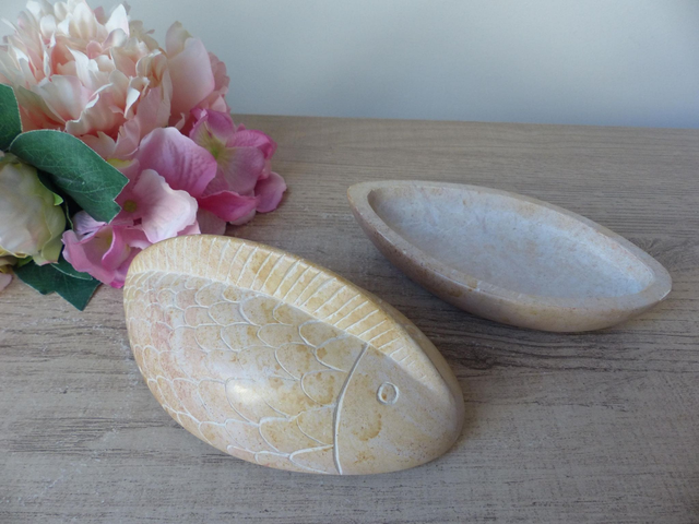 Boîte en pierre naturelle sculptée main – Forme de poisson – Artisanat du Kenya – Décoration bord de mer et rangement élégant vide poche