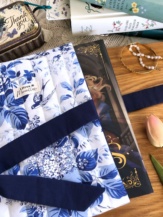 Pochette à livres en coton matelassé Philomèle bleue - ouverture latérale avec nœud