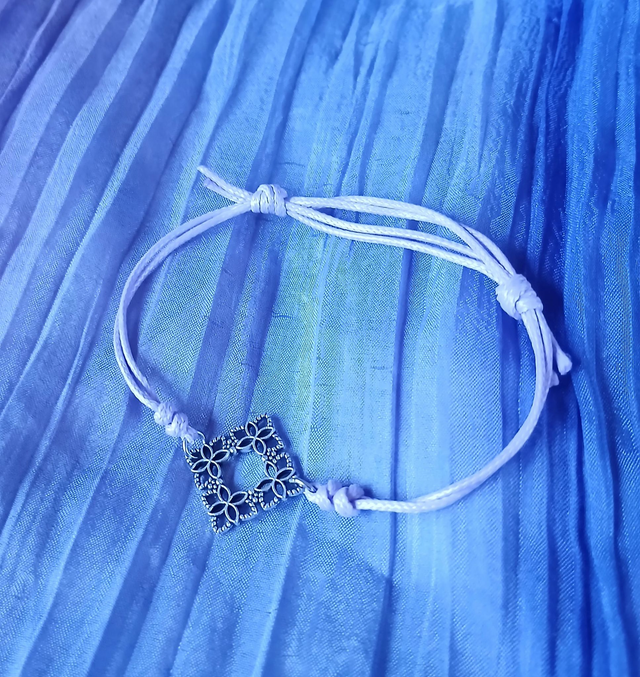 Bracelet breloque argent losange motif floral