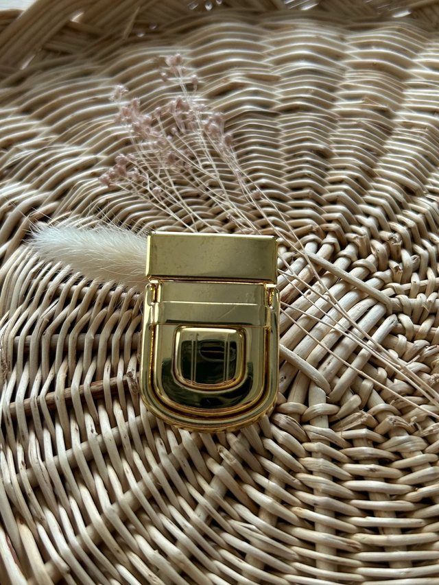 Fermoir type cartable en métal doré