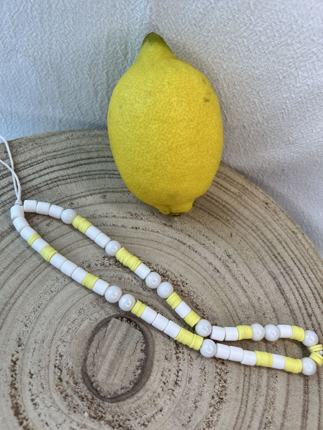 Bijou de téléphone blanc et jaune