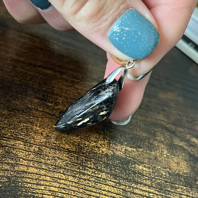 Pendentif en Nuumite et bélière argent