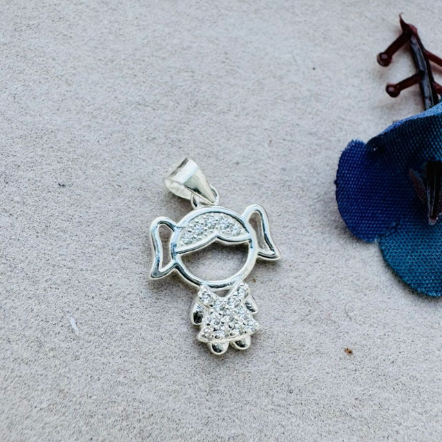 Pingente Menina Cravejada em Prata 925