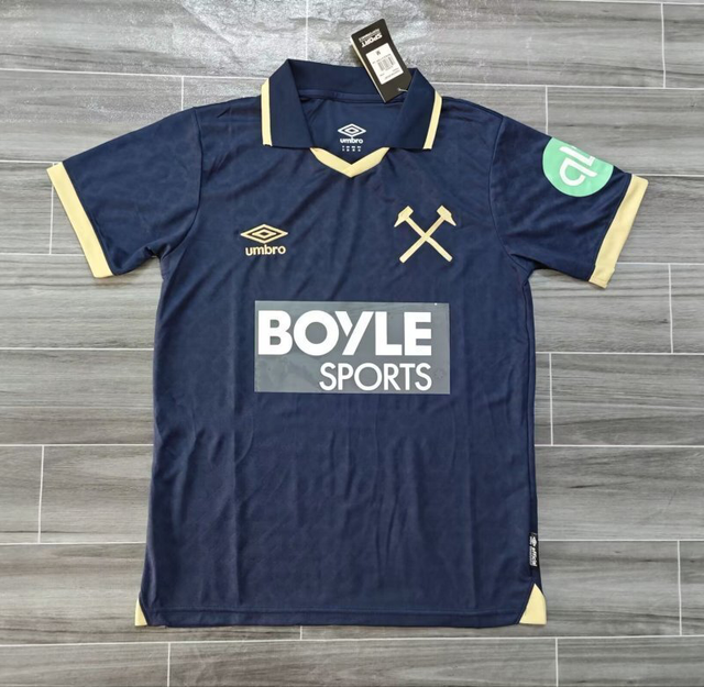 Tercera equipación West Ham United 25, 26