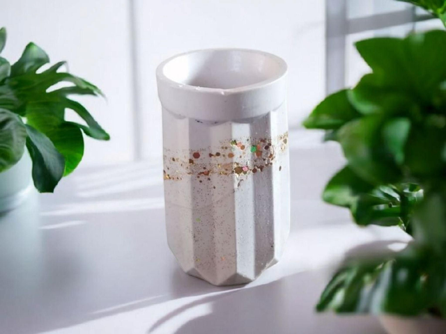 Vase idéal pour fleurs séchées, pot à crayons...artisanal en plâtre de Paris, unique et personnalisable