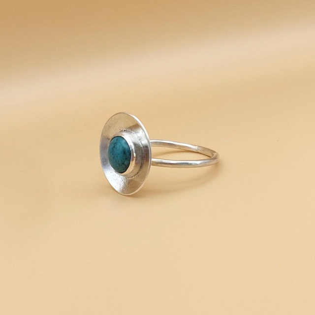 Sterling silver disc ring with chinese turquoise matrix (size P)