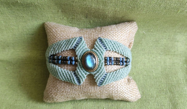 Manchette bleue avec labradorite