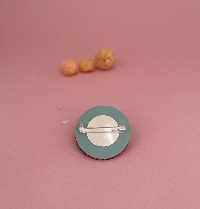 Broche ronde bordeaux oiseaux en carton et tissu imprimé