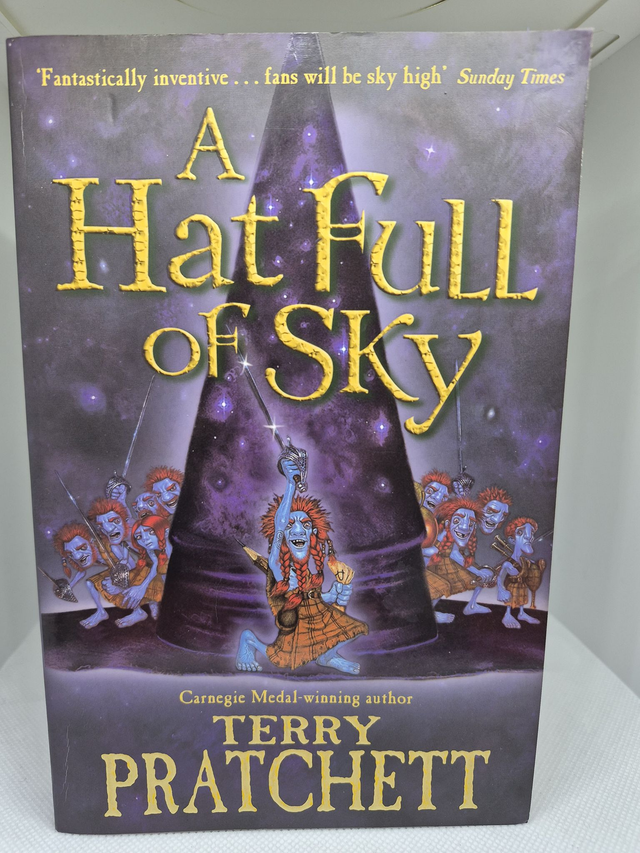 Terry Pratchett - A Hat Full Of Sky
