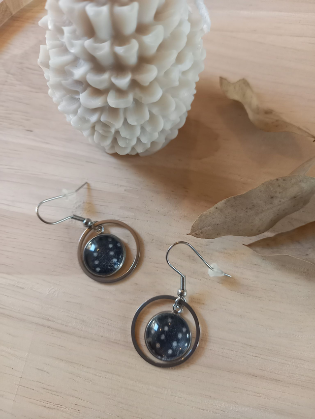 Boucles d&#039;oreilles Cabochon - tissu points bleu - carré 